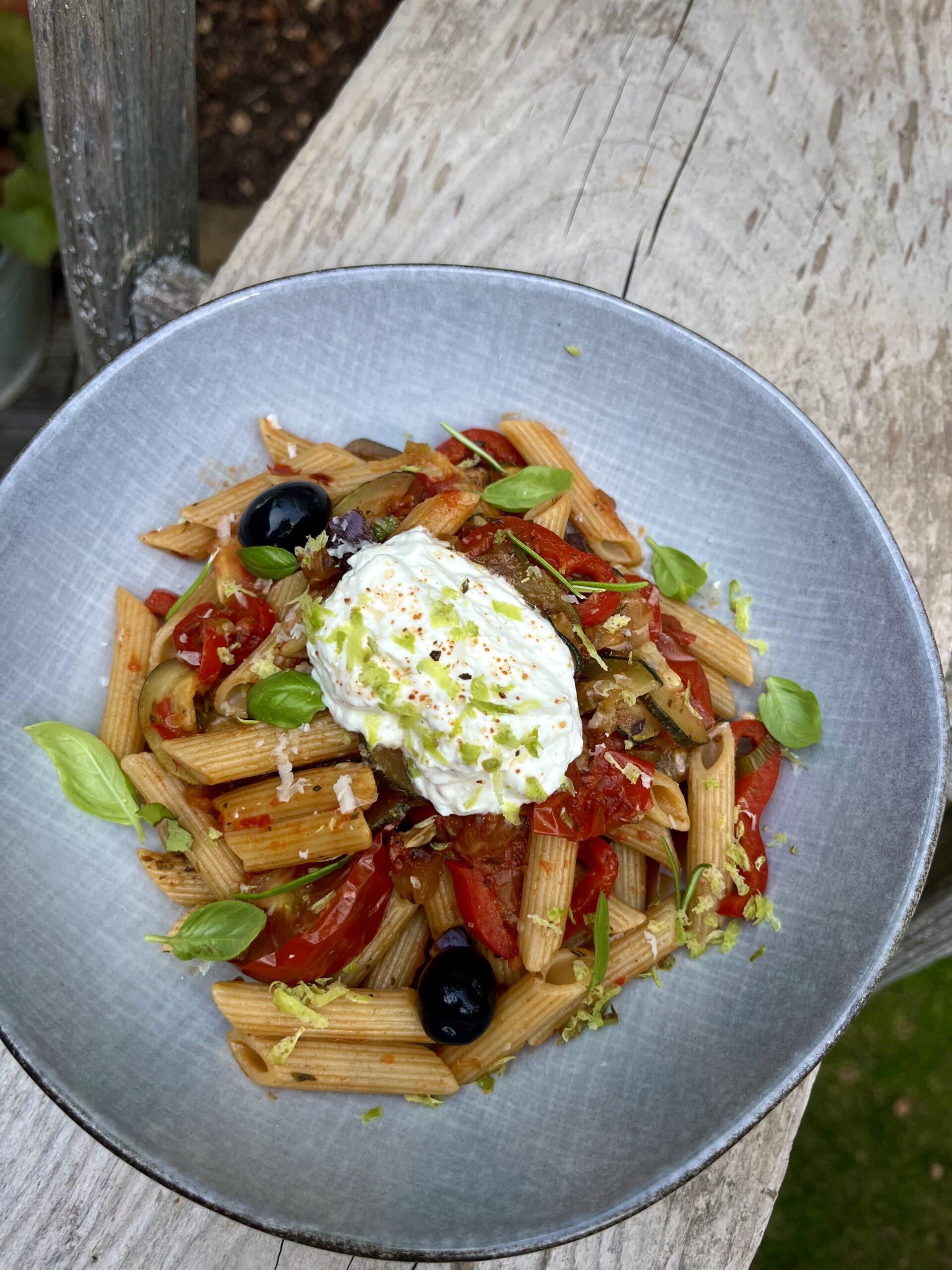 Du betrachtest gerade Mediterrane Gemüse-Penne mit Ricotta-Limetten-Creme